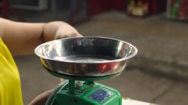 Asyalı kadın bir kağıt torba fryed kakao çekirdekleri içinde bir nightmarket sırlıdır ile paketleri