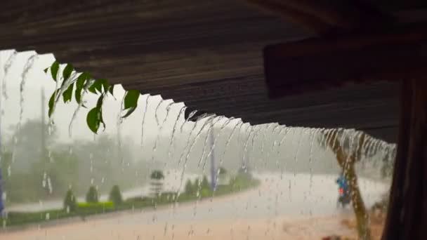 Повільний постріл з сильного дощу і води, що спирається з даху будівлі . — стокове відео
