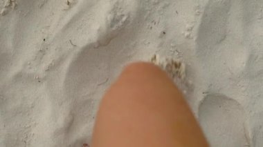 Legss ince beyaz kum plaj üzerinde yürüyen bir kadının Slowmotion portre vurdu