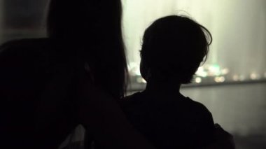 Anne ve oğlu göstermek Derma dans çeşmeden dikkat et. Kadın oğlunu hugs