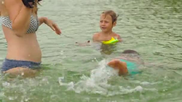 Slowmotion tiro de meninos brincando em um mar pegando estrelas-do-mar vermelhas — Vídeo de Stock