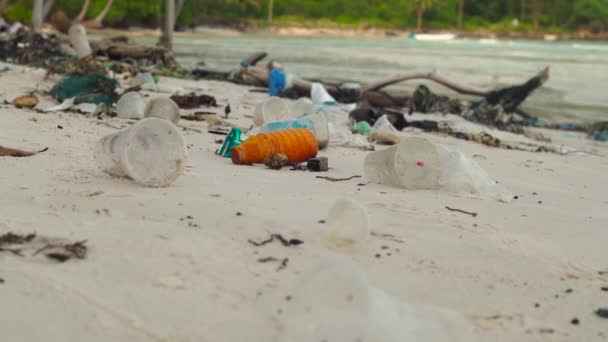 Slowmotion Steadycam Shot Beach Fine White Sand Covered Garbage — Stock Video