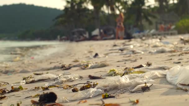 Slowmotion Steadycam Strzał Plaża Białym Piaskiem Pokryte Śmieci — Wideo stockowe