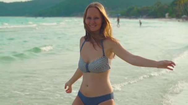 Fotografía Cámara Lenta Una Joven Hermosa Mujer Divirtiéndose Una Playa — Vídeos de Stock