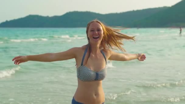 Slowmotion 一个年轻美丽的女人在海滩和海上乐趣拍摄 — 图库视频影像