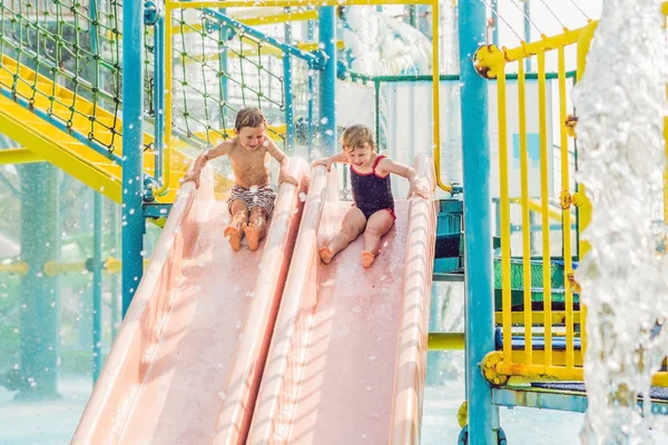 Хлопчик Дівчинка Розважаються Аквапарку — стокове фото