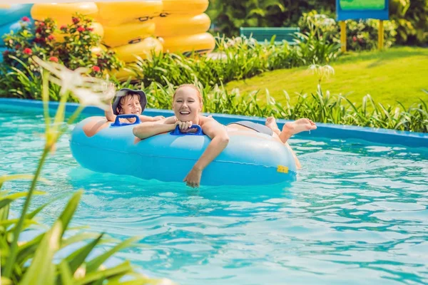 Jovem Mãe Filho Divertindo Parque Aquático Durante Dia — Fotografia de Stock