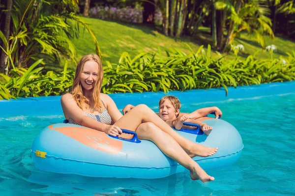 Jovem Mãe Filho Divertindo Parque Aquático Durante Dia — Fotografia de Stock