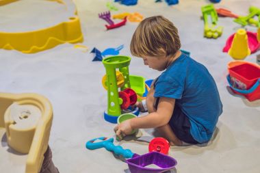 Okul öncesi kumla oynayan çocuk. İnce motor kavramı geliştirilmesi. Yaratıcılık oyun kavramını.