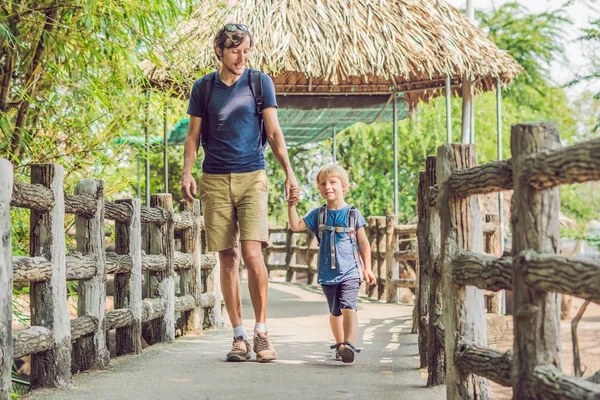 Padre Figlio Allo Zoo Passare Giornata Con Famiglia Allo Zoo — Foto Stock