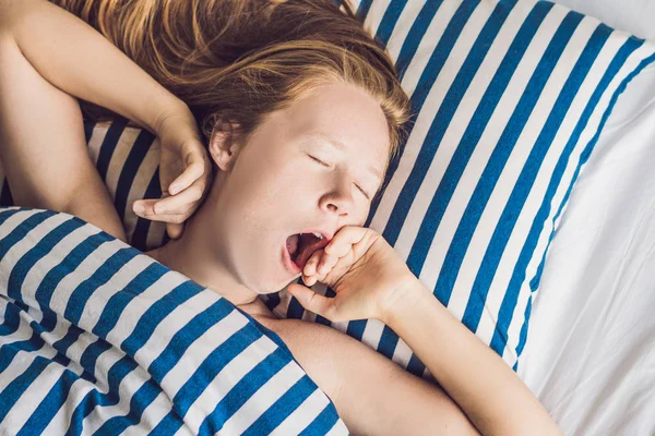 Красива Молода Жінка Лежить Ліжку Спить Вистачає Концепції Сну — стокове фото