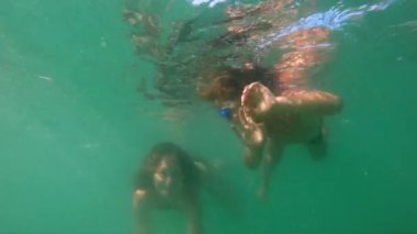 sevimli çocuk annesi sualtı dalış mavi temiz su ile