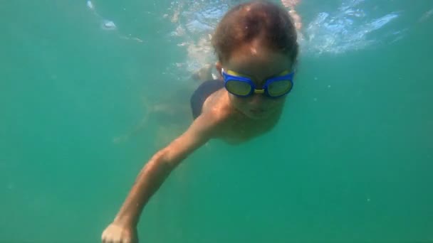 Lindo Chico Con Madre Buceo Bajo Agua Agua Limpia Azul — Vídeo de stock