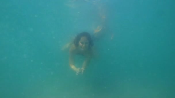 青のきれいな水で水中ダイビングの母親とかわいい男の子 — ストック動画