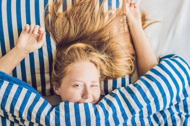 genç güzel kadın yatağa yakın çekim içinde uyandım.