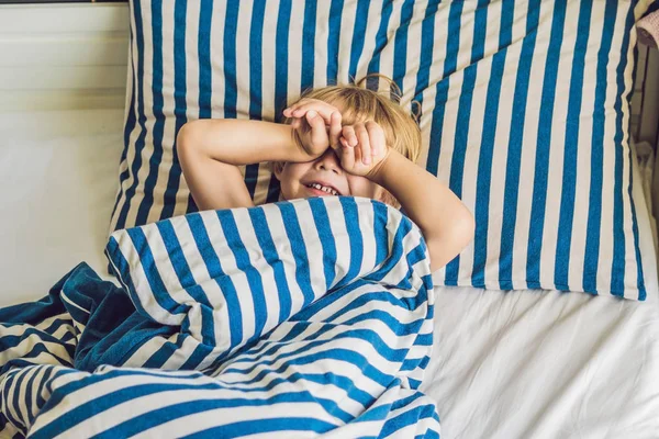 Sevimli Çocuk Yatağında Uyandım Çocuk Uyku Kavramı — Stok fotoğraf