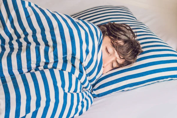 Чоловік Спить Ліжку Спальні Вдома — стокове фото