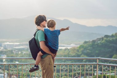 Baba ve oğul yüksek görünümünde Phuket Görünüm noktası Rang Hill Phuket Tayland.