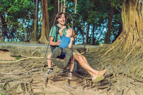 Vader Zoon Swingen Een Oude Schommel Tegen Achtergrond Van Wortels — Stockfoto