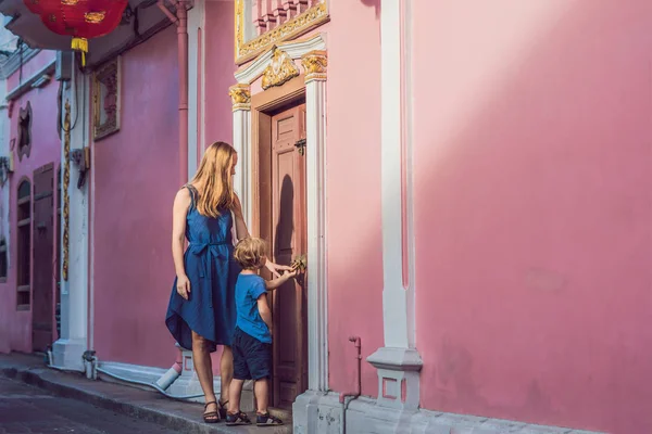 母亲和儿子走在街上的葡萄牙风格的罗姆人在普吉岛镇 也叫唐人街或老城 儿童旅游概念 — 图库照片