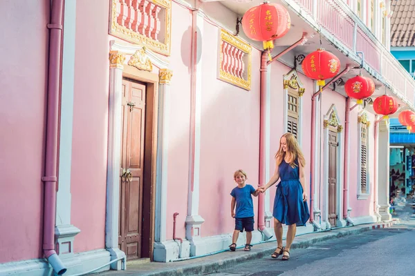 Anya Fia Sétáló Utcában Található Portugál Stílusú Romani Phuket Városában — Stock Fotó