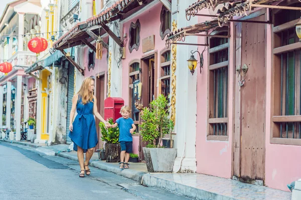 Mãe Filho Caminhando Rua Estilo Português Romani Phuket Town Também — Fotografia de Stock