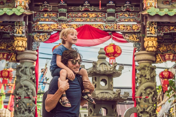 Táta a syn jsou turisté na ulici v portugalském stylu romštiny v městě Phuket. Tzv. čínské čtvrti nebo staré město — Stock fotografie
