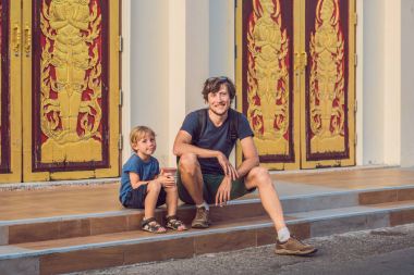 Baba ve oğul turist Tayland Phuket Town Wat Mongkolnimit tapınakta. Çocuk kavramı ile seyahat.