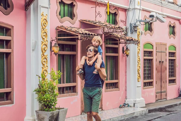 Μπαμπάς και γιος είναι τουρίστες στο δρόμο σε Πορτογαλικά στιλ Romani στην πόλη του Πουκέτ. Ονομάζεται επίσης Chinatown ή την παλιά πόλη — Φωτογραφία Αρχείου