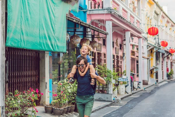 Vader en zoon zijn toeristen op de straat in de Portugese stijl Romani in Phuket Town. Ook wel genoemd Chinatown of de oude stad — Stockfoto