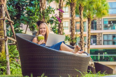 Onun smartphone içinde tarama otelde onu laptop ile havuzun oturan genç kadın serbest meslek sahibi. Bayramlarda meşgul. Uzak iş kavramı. Metniniz için kopya alanı.