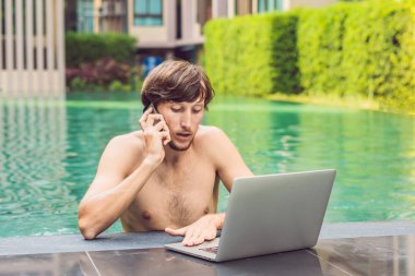 Tatil Yüzme Havuzu yanında çalışan genç serbest meslek.