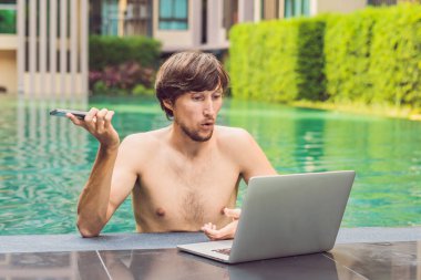 Tatil Yüzme Havuzu yanında çalışan genç serbest meslek.