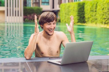 Tatil Yüzme Havuzu yanında çalışan genç serbest meslek.