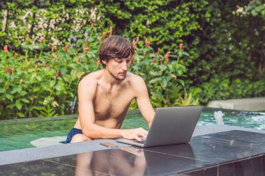 Tatil Yüzme Havuzu yanında çalışan genç serbest meslek.