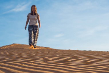 günbatımı ya da şafak rad kumlu çölde genç kadın