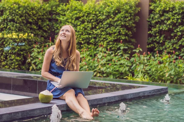 Young Female Freelancer Sitting Pool Her Laptop Hotel Browsing Her — Stock Photo, Image