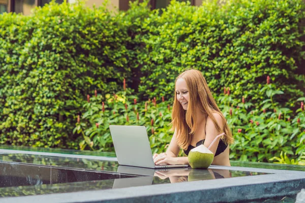 Young Female Freelancer Sitting Pool Her Laptop Hotel Browsing Her — Stock Photo, Image