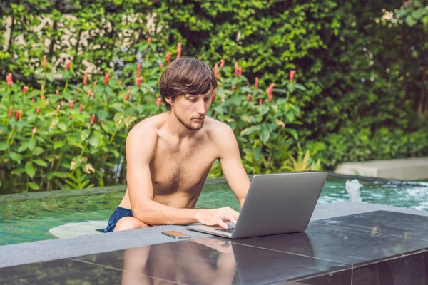 Tatil Yüzme Havuzu yanında çalışan genç serbest meslek.