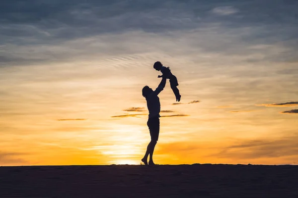 Padre Hijo Desierto Rojo Amanecer Viajar Con Concepto Niños — Foto de Stock