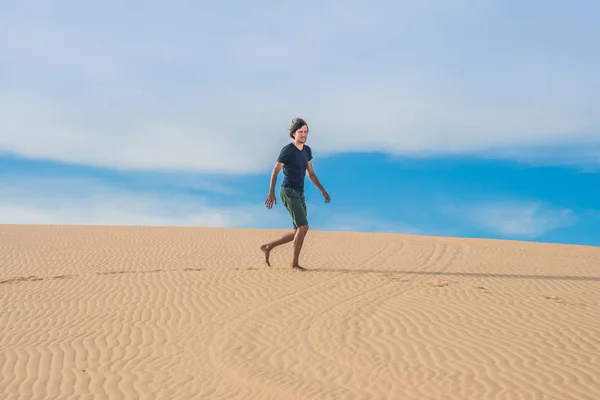 Egy Férfi Sétál Sivatagban Vietnam Mui — Stock Fotó