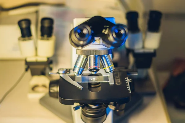 Microscopio Óptico Con Cuatro Objetivos Diferentes —  Fotos de Stock
