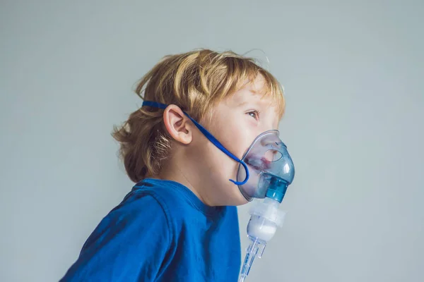 Niño Haciendo Inhalación Con Nebulizador Casa — Foto de Stock