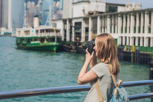 香港のビクトリア港の写真を撮る若い女性 — ストック写真