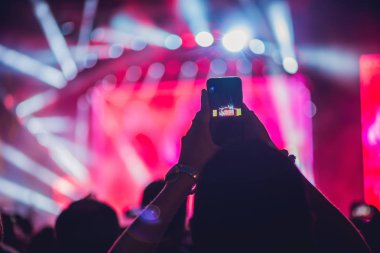 Rock konseri ve cep telefonu Müzik Festivali ile alarak fotoğraf zevk insanlar.