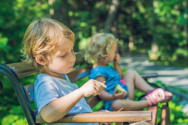 Bahçesi, kızgınlık, erkek ve kız kavgası çakışması.
