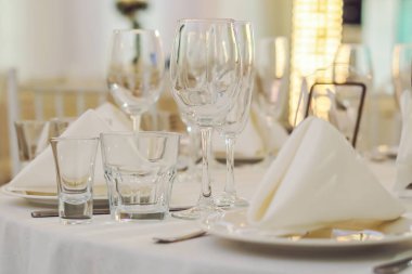 Ikram Servisi. Gıda Restoran tablo. Masanın üzerinde büyük miktar-in yiyecek. Gıda plakaları. Yemek vakti, öğle yemeği.