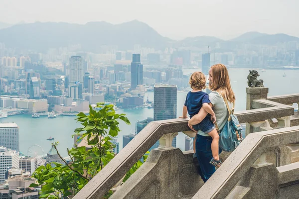 背景には香港のビクトリア ピークのママと息子の出張 子供たちのコンセプトと旅行 — ストック写真