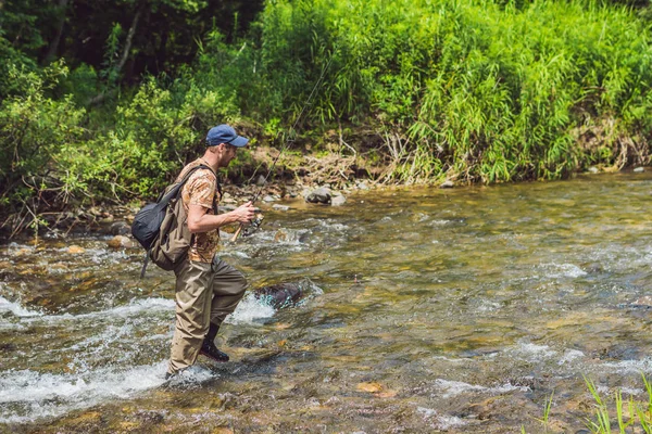 Man Visserij Een Berg Rivier Met Een Ultralichte Spinnen Met — Stockfoto