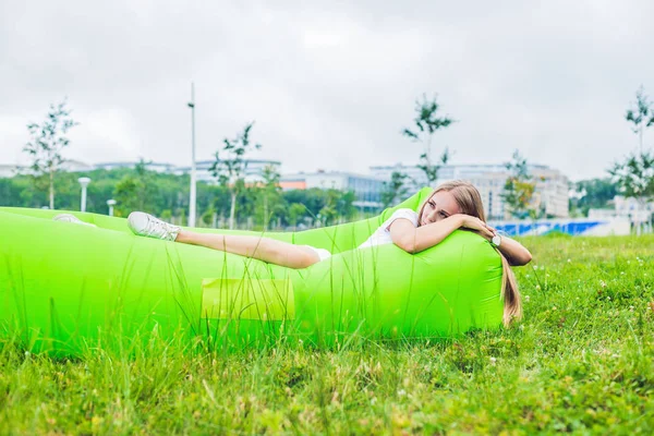 Giovane Donna Che Riposa Divano Aria Nel Parco Lamzac — Foto Stock